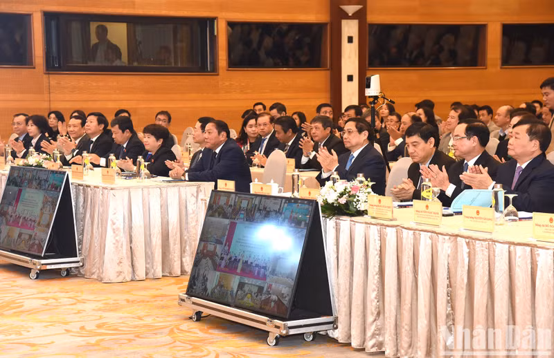 In pictures: PM attends conference reviewing culture, sports and tourism sector’s performance in 2023 ảnh 3
