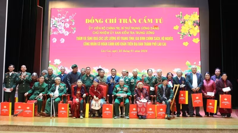 Politburo member Tran Cam Tu presents gifts to policy beneficiaries in Lao Cai Province.