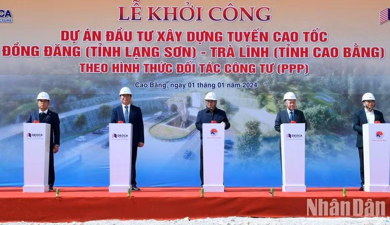 PM Pham Minh Chinh launches construction of the Dong Dang - Tra Linh Expressway. (Photo: NDO/Thanh Giang)