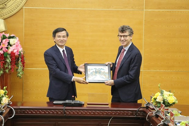 Secretary of the provincial Party Committee Doan Minh Huan (L) and Chief Representative of UNESCO in Vietnam Jonathan Baker. (Photo: VNA)