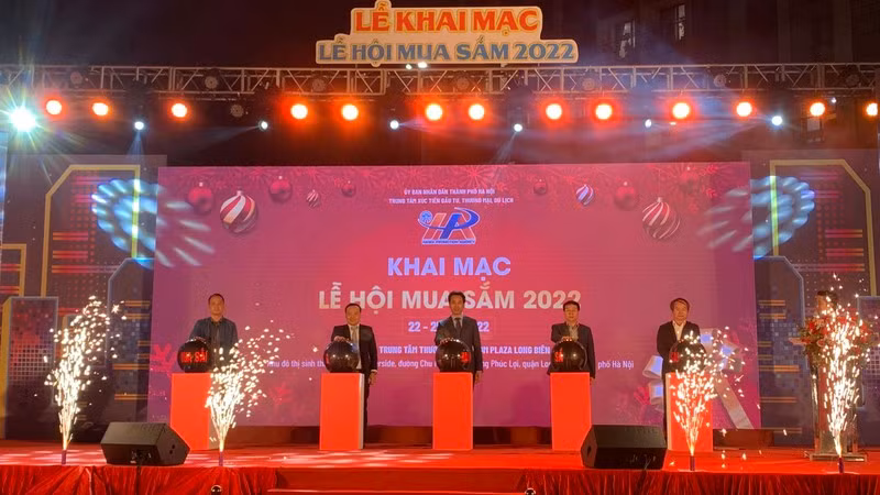 The opening ceremony of the shopping festival.