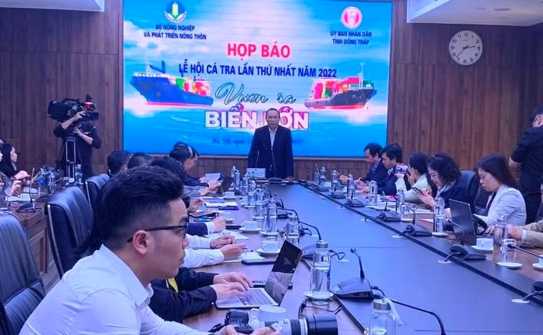 The press conference on the first shark catfish festival.