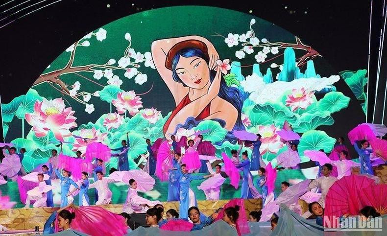 An art performance at the programme to honour Ho Xuan Huong.