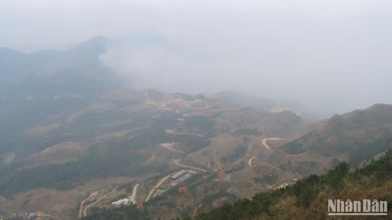 The Mount Mau Son tourism zone in Lang Son Province is covered in cold air.