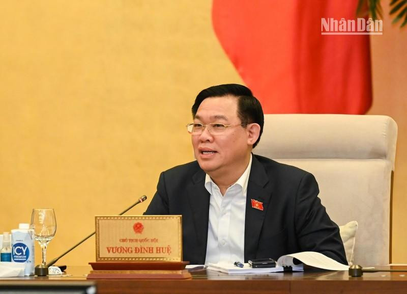 National Assembly Chairman Vuong Dinh Hue speaks at the meeting. (Photo: Duy Linh)