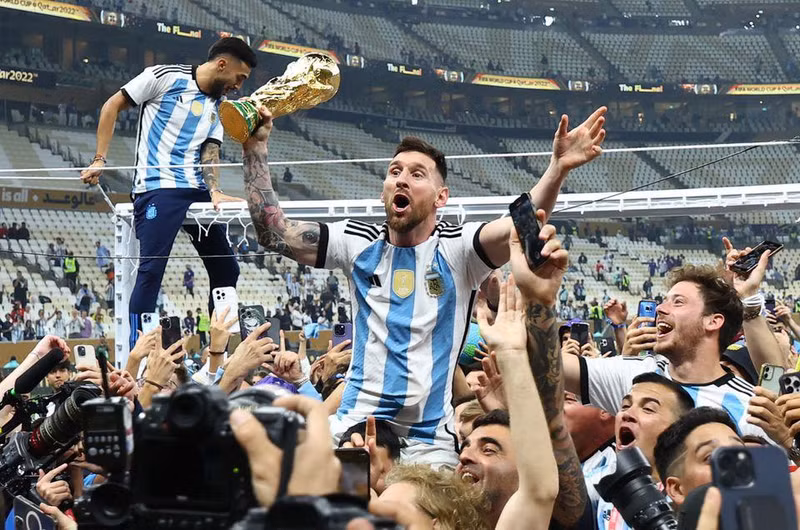 Argentina's Lionel Messi celebrates with the trophy and fans after winning the World Cup. (Photo: REUTERS/Kai Pfaffenbach)