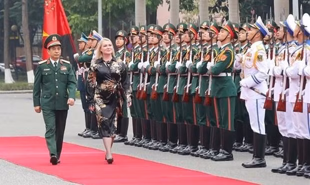 Minister of National Defence Phan Van Giang and his Czech counterpart Jana Cernochova review the guard of honour. (Photo: VNA) 