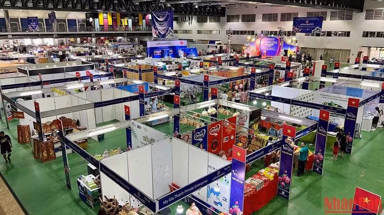 Display booths at the 2022 Vietnam-Laos Trade Fair in Vientiane. (Photo: Trinh Dung)
