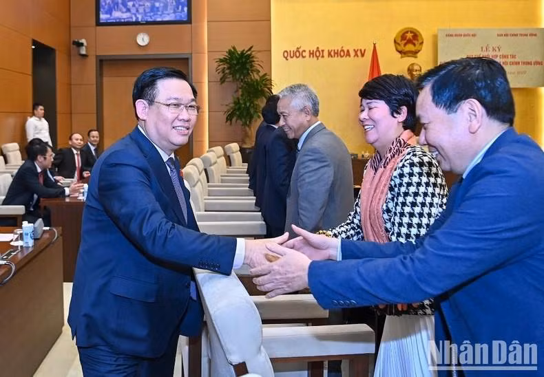 National Assembly Chairman Vuong Dinh Hue shakes hands with delegates at the ceremony.