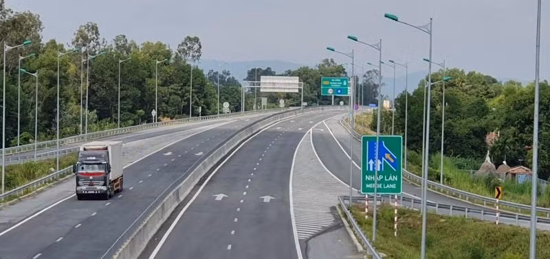 A section of Da Nang-Quang Ngai Expressway. (Photo: VEC)