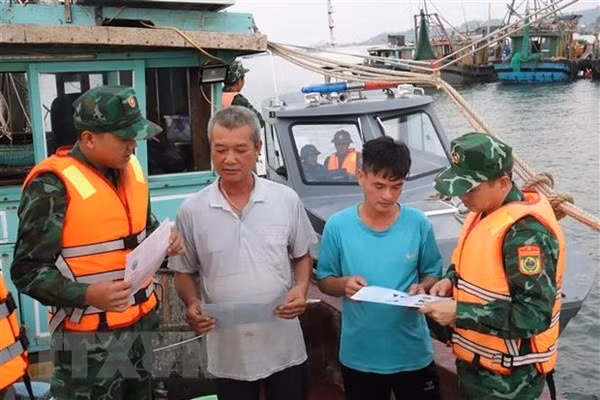 Border guards of Quang Ninh province popularise fisheries law to local fishermen. (Photo: VNA)