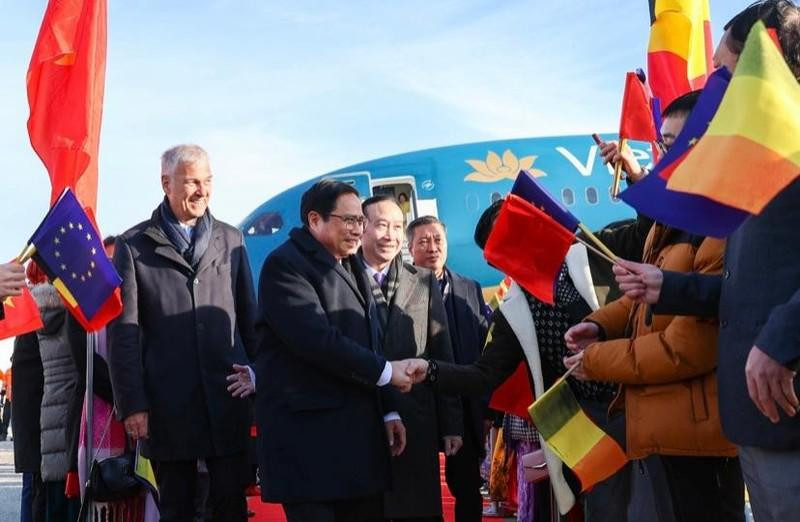 PM Pham Minh Chinh is welcomed at the Melsbroek Air Base. (Photo: Nhat Bac)