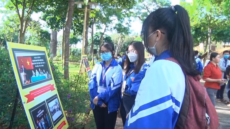 Students visit the exhibition Vietnam-Cambodia relations.