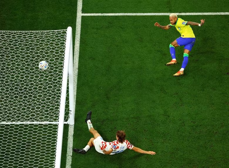 Brazil's Neymar scores their first goal against Croatia. REUTERS/Fabrizio Bensch