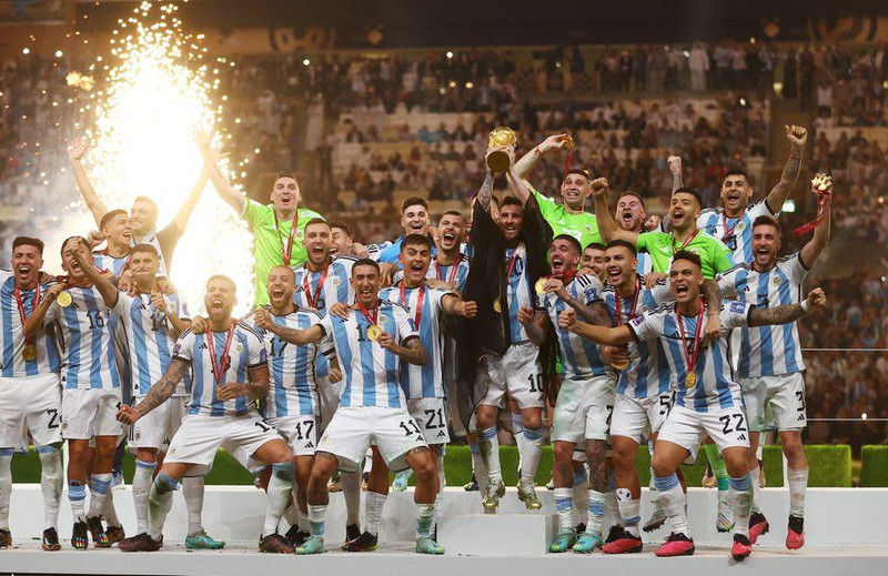 Argentina's Lionel Messi celebrates with the trophy and teammates after winning the World Cup. (Photo: REUTERS/Carl Recine)