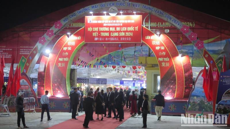 Visitors at the Vietnam-China International Trade and Tourism Fair.