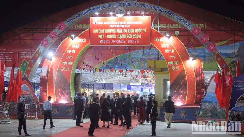 Visitors at the Vietnam-China International Trade and Tourism Fair.