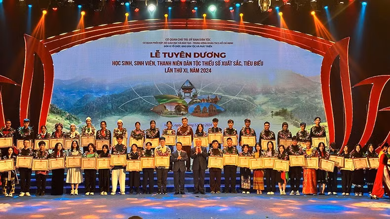 Outstanding ethnic students at the ceremony.