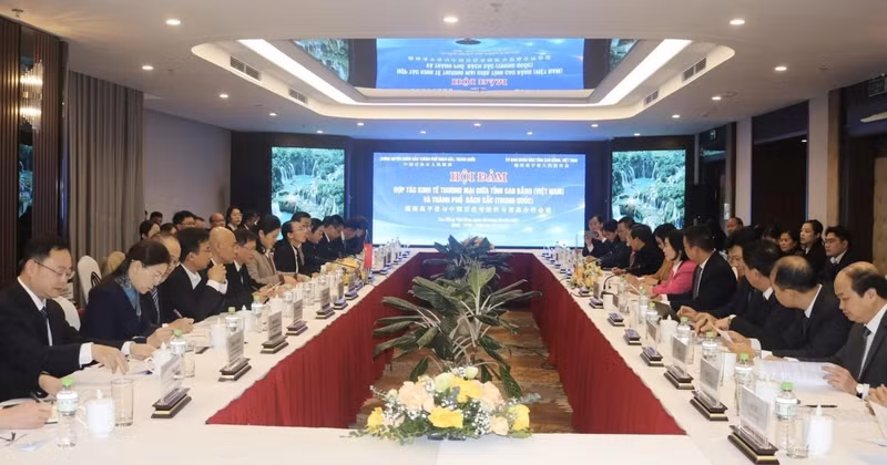 An overview of trade cooperation talks between the northern mountainous province of Cao Bang and Baise city of China’s Guangxi (Photo: VNA)