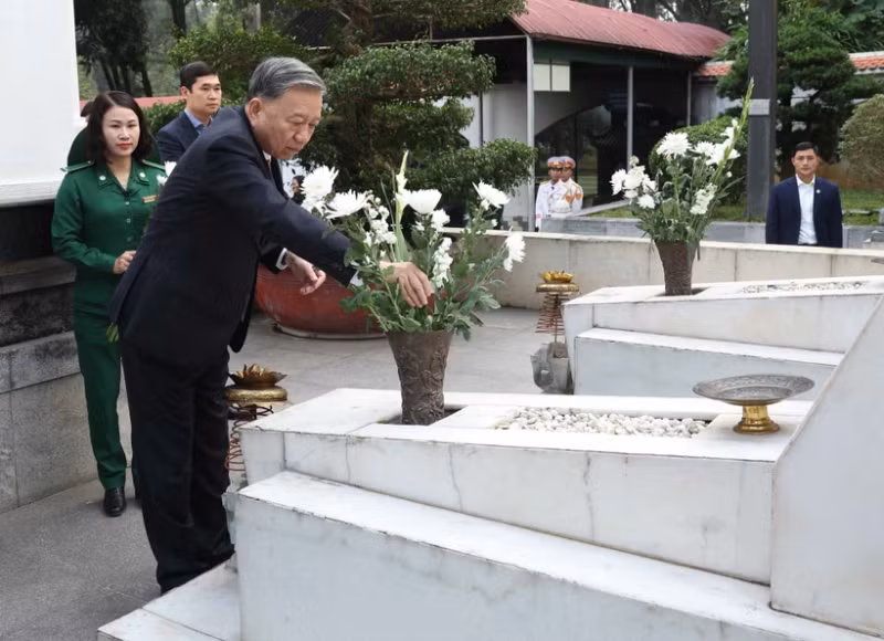 Party General Secretary To Lam pays tribute to the 10 female youth pioneers at the national special historical relic site of Dong Loc T-junction in Ha Tinh province on December 29. (Photo: VNA)