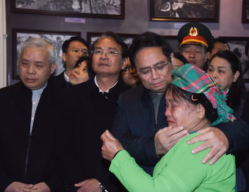 PM Pham Minh Chinh shares in the losses of Hoang Thi Soi, a resident of Lang Nu Village. PM Pham Minh Chinh shares in the losses of Hoang Thi Soi, a resident of Lang Nu Village.