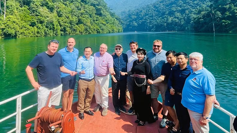 Foreign tourists visiting the Tuyen Quang Hydropower Plant reservoir.