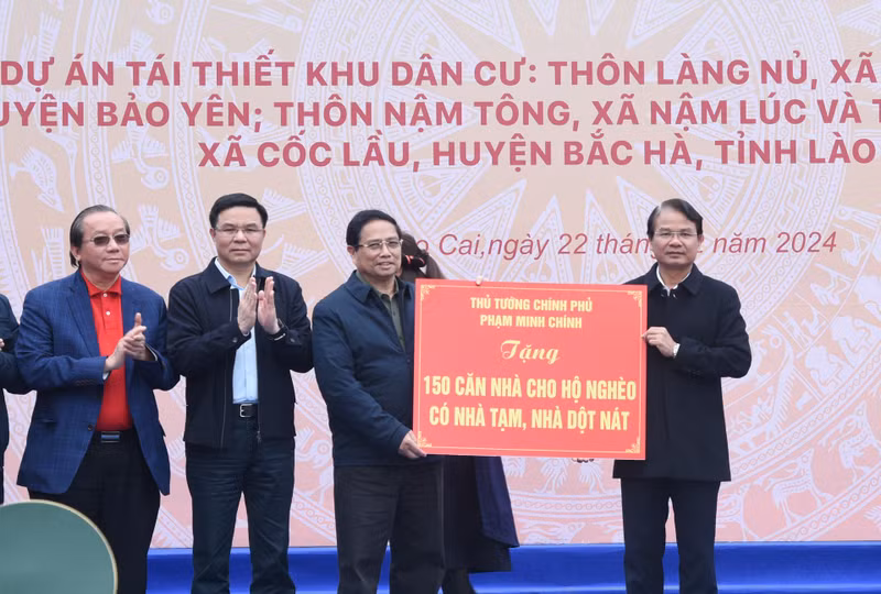 PM Pham Minh Chinh and donors present symbolic houses to local residents. PM Pham Minh Chinh and donors present symbolic houses to local residents.
