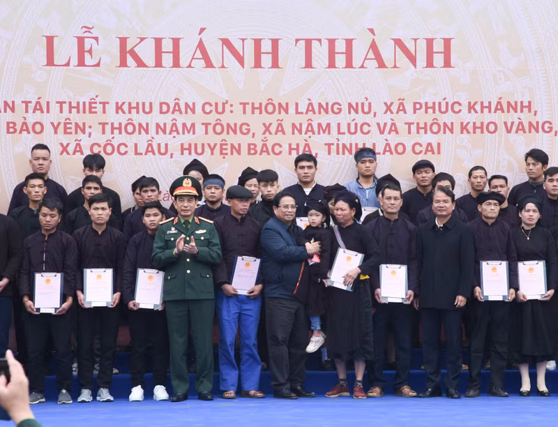PM Pham Minh Chinh and local leaders present land use rights certificates to Lang Nu villagers. PM Pham Minh Chinh and local leaders present land use rights certificates to Lang Nu villagers.