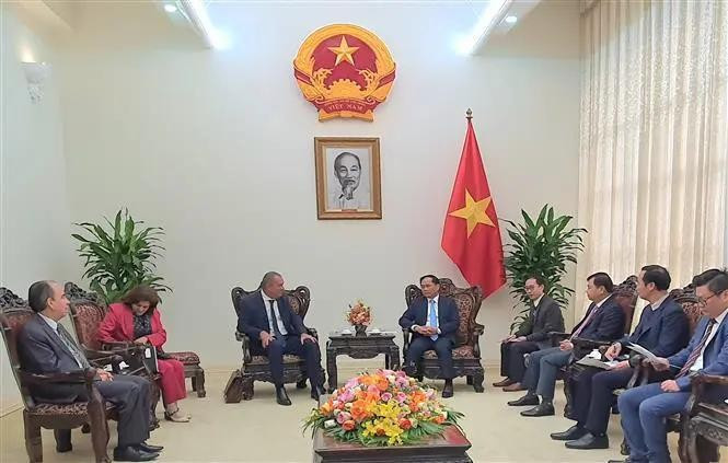 Deputy Prime Minister and Foreign Minister Bui Thanh Son (R) receives Cuban Minister of Agriculture Ydael Jesus Pezez Brito in Hanoi on December 14. (Photo: VNA)