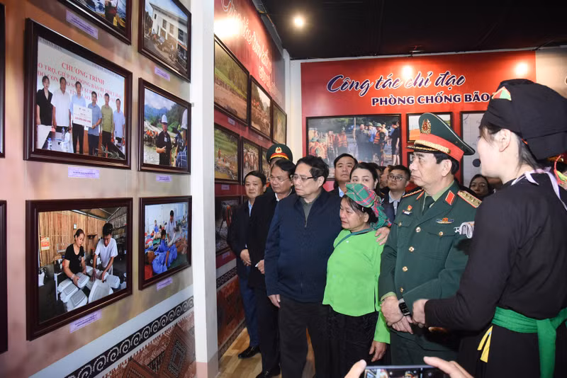 PM Pham Minh Chinh visits an exhibition of photos and items related to the flash flood on display at the Lang Nu Village Cultural House. PM Pham Minh Chinh visits an exhibition of photos and items related to the flash flood on display at the Lang Nu Village Cultural House.