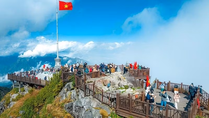 Visitors on Mount Fansipan. (Photo: Minh Tu)