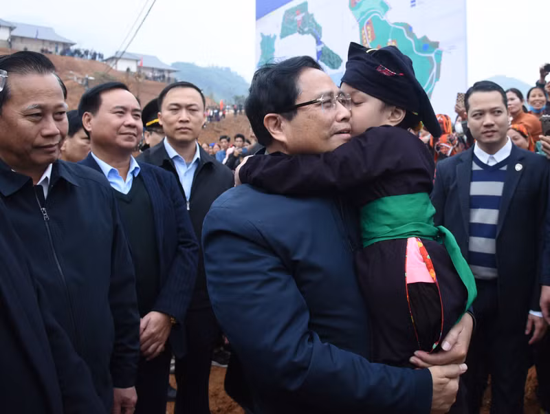 PM Pham Minh Chinh and a little girl whose relatives were killed in the flash flood. PM Pham Minh Chinh and a little girl whose relatives were killed in the flash flood.