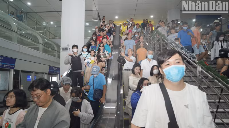 Ben Thanh Station is crowded with people looking to experience the city’s first metro service. Ben Thanh Station is crowded with people looking to experience the city’s first metro service.