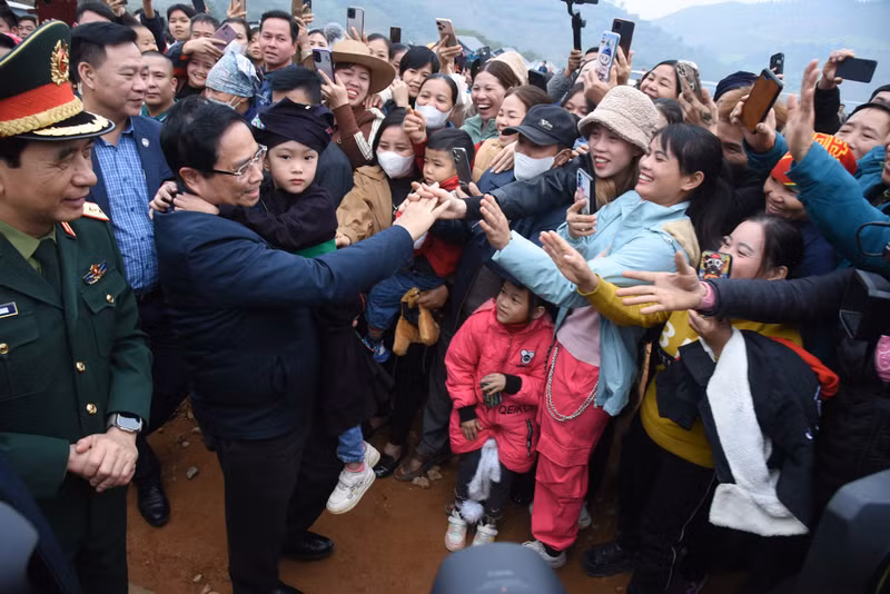 PM Pham Minh Chinh visits the residents in the Lang Nu Village resettlement area. PM Pham Minh Chinh visits the residents in the Lang Nu Village resettlement area.