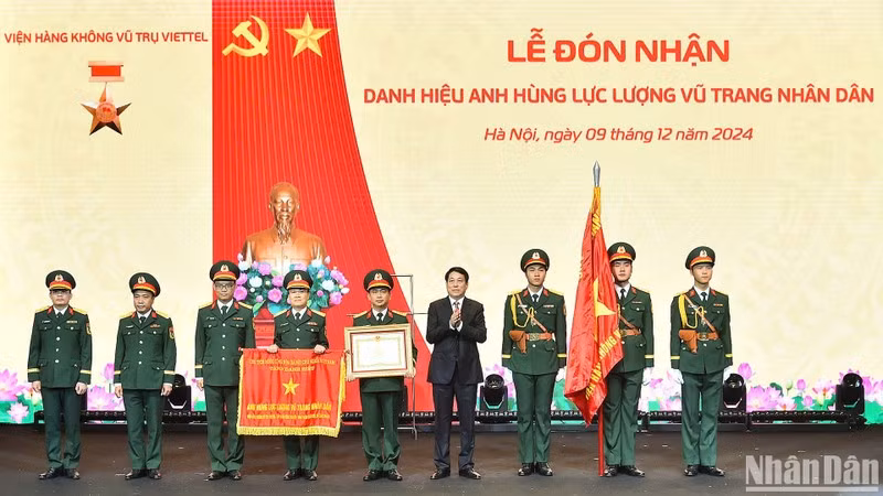 President Luong Cuong presents the title of Hero of the People's Armed Forces to the Viettel Aerospace Institute under the Viettel Military Industry and Telecoms Group (Viettel) at a ceremony on December 9 in Hanoi. (Photo: Thuy Nguyen)
