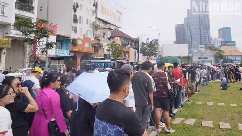 According to the operator, the line’s 14 stations would not open until 10am but, many gathered at the entrances to Ben Thanh Station from the early morning to wait for the launch of the service. According to the operator, the line’s 14 stations would not open until 10am but, many gathered at the entrances to Ben Thanh Station from the early morning to wait for the launch of the service.