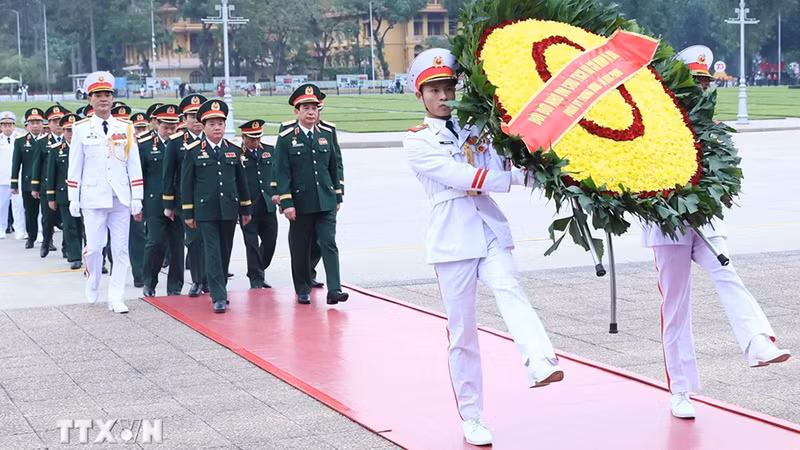 A delegation of the Central Military Commission and the Ministry of National Defence pays tribute to President Ho Chi Minh at his mausoleum in Hanoi on December 14. (Photo: VNA)