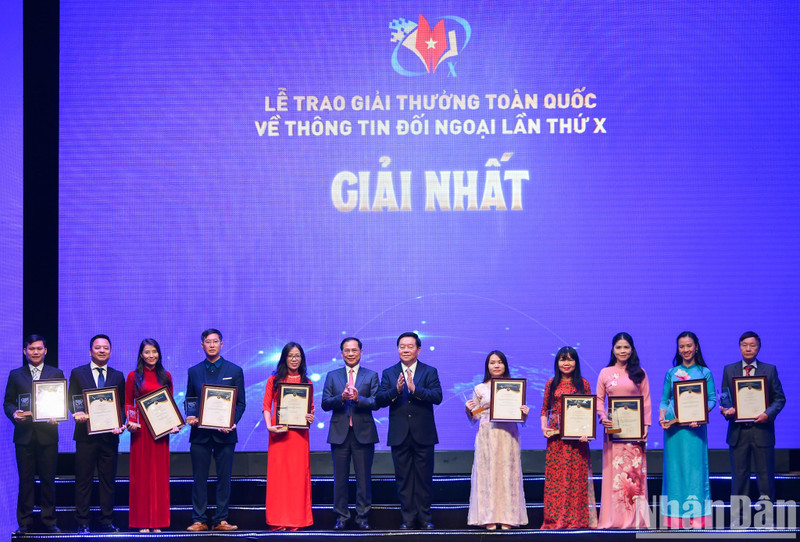 Politburo member, Secretary of the Party Central Committee and Chairman of its Commission for Information and Education Nguyen Trong Nghia and Deputy Prime Minister and Minister of Foreign Affairs Bui Thanh Son present awards to authors and groups of authors that win the first prize. (Photo: Thanh Dat)
