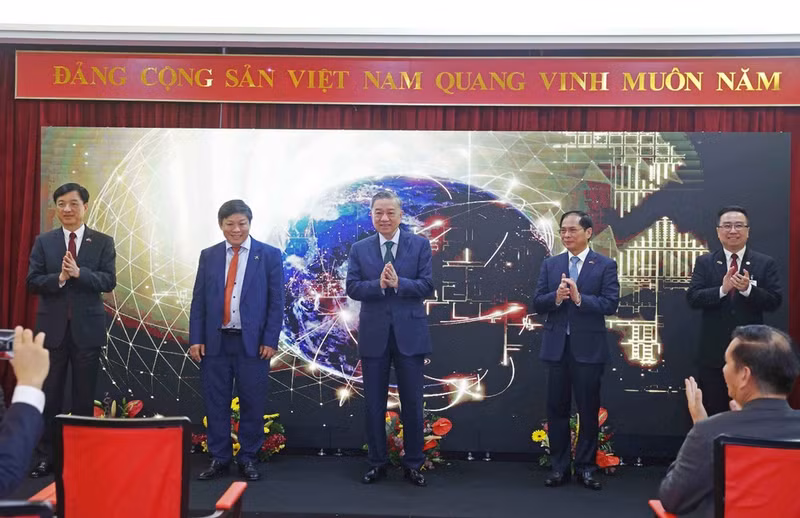 General Secretary To Lam and other delegates at the opening ceremony of Hanoi – Kuala Lumpur direct air route of Vietjet Air. (Photo: VNA)