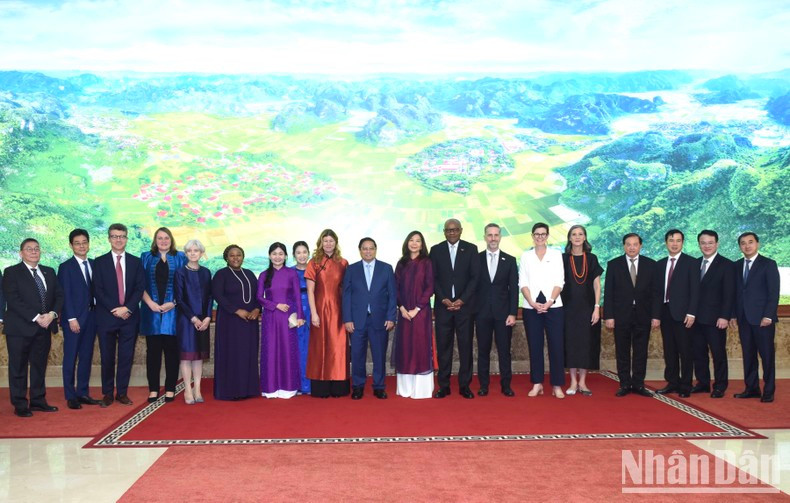 Prime Minister Pham Minh Chinh and UN officials in Vietnam. (Photo: NDO)