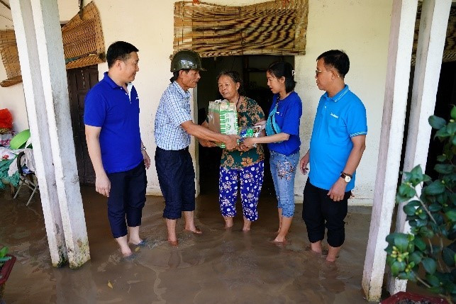 Vinamilk donates milk to people affected by flooding in Hanoi's outlying districts.