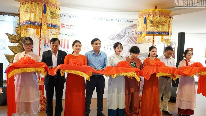 The opening ceremony of the exhibition on Vietnamese folk paintings.