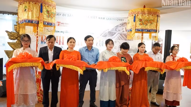 The opening ceremony of the exhibition on Vietnamese folk paintings.