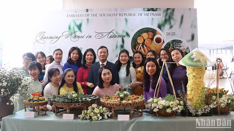 Vietnamese Ambassador to Laos Nguyen Minh Tam poses for a photo with female diplomats and wives of diplomats in Laos.