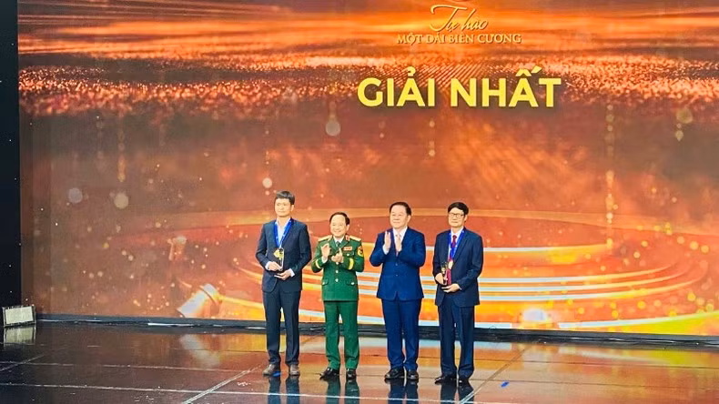 The presentation of the first prizes.