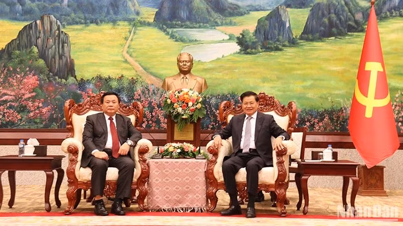 General Secretary of the Lao People's Revolutionary Party (LPRP) Central Committee and President of Laos Thongloun Sisoulith (R) receives Politburo member, President of the Ho Chi Minh National Academy of Politics (HCMA) and Chairman of the Central Theoretical Council Nguyen Xuan Thang on November 26. (Photo: NDO)