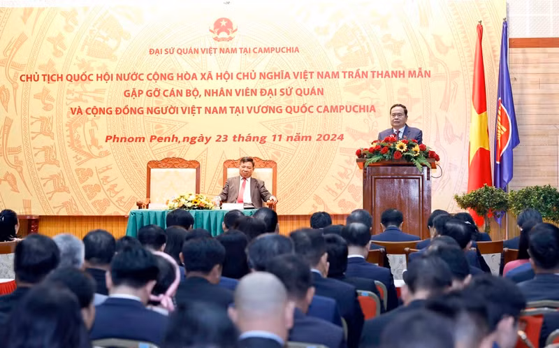 Chairman of the Vietnamese National Assembly Tran Thanh Man speaks at the meeting with the staff of the Vietnamese Embassy, and representatives of the Vietnamese community in Cambodia. (Photo: VNA)