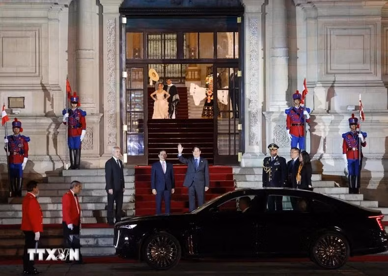 President Luong Cuong and Deputy PM cum Foreign Minister Bui Thanh Son arrive at the banquet for APEC leaders.