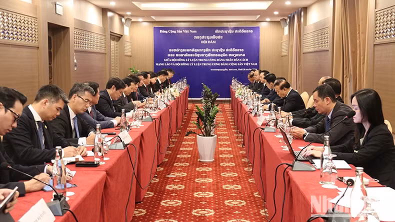 At the talks between the two Central Theoretical Councils of the CPV and the LPRP on November 26. (Photo: NDO)