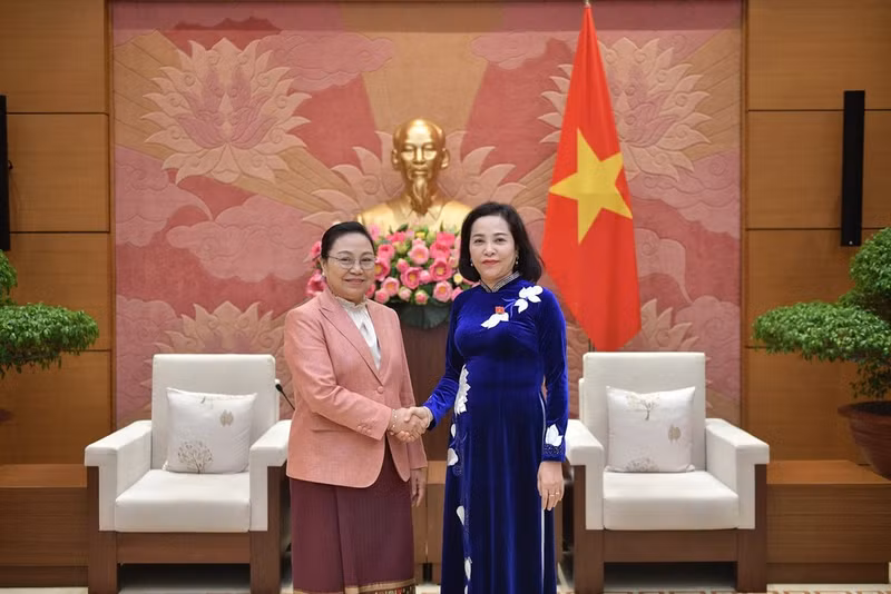 National Assembly (NA) Vice Chairwoman Nguyen Thi Thanh (right) and Lao Ambassador to Vietnam Khamphao Ernthavanh (Photo: daibieunhandan.vn)